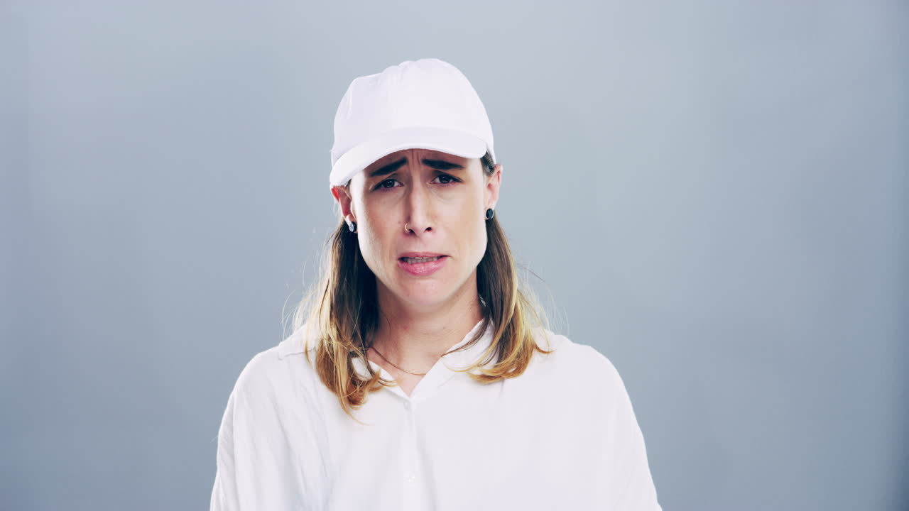 una mujer con expresión triste.