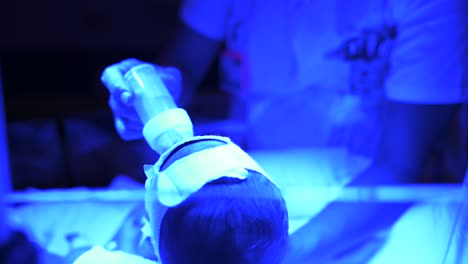 Krankenschwester-Füttert-Baby-Im-Inkubator