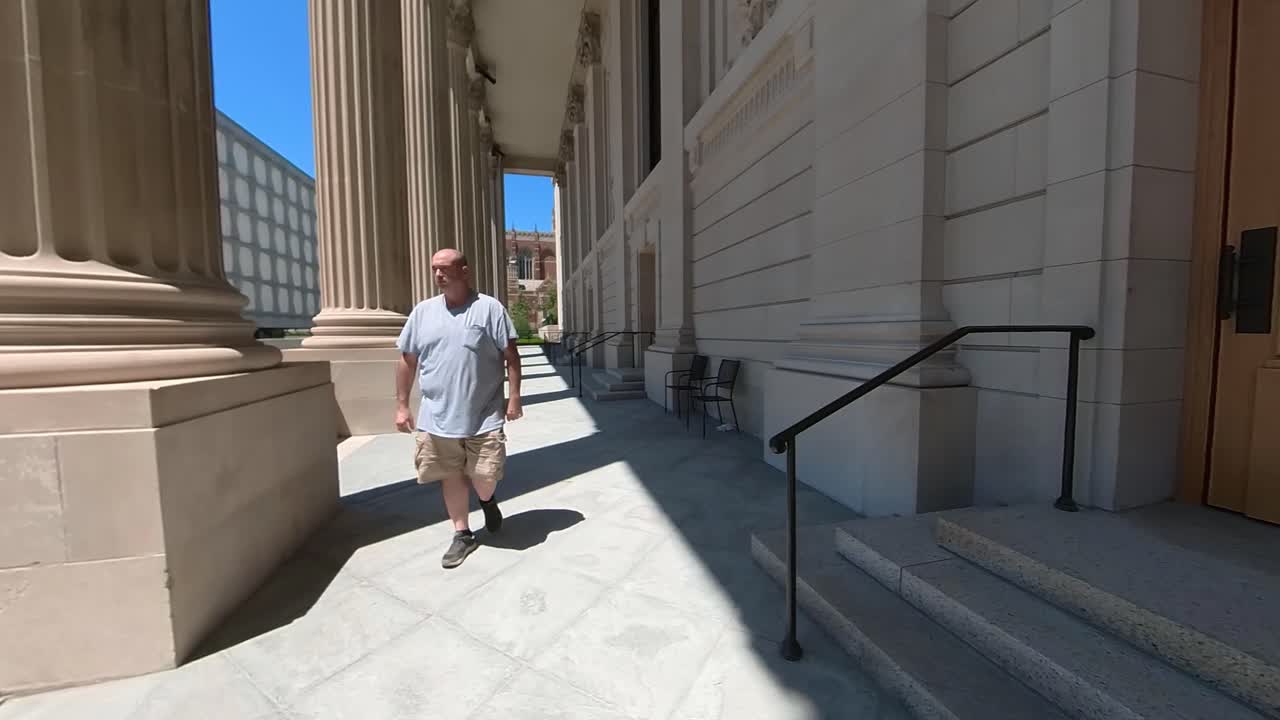 uomo che cammina verso la telecamera 4k