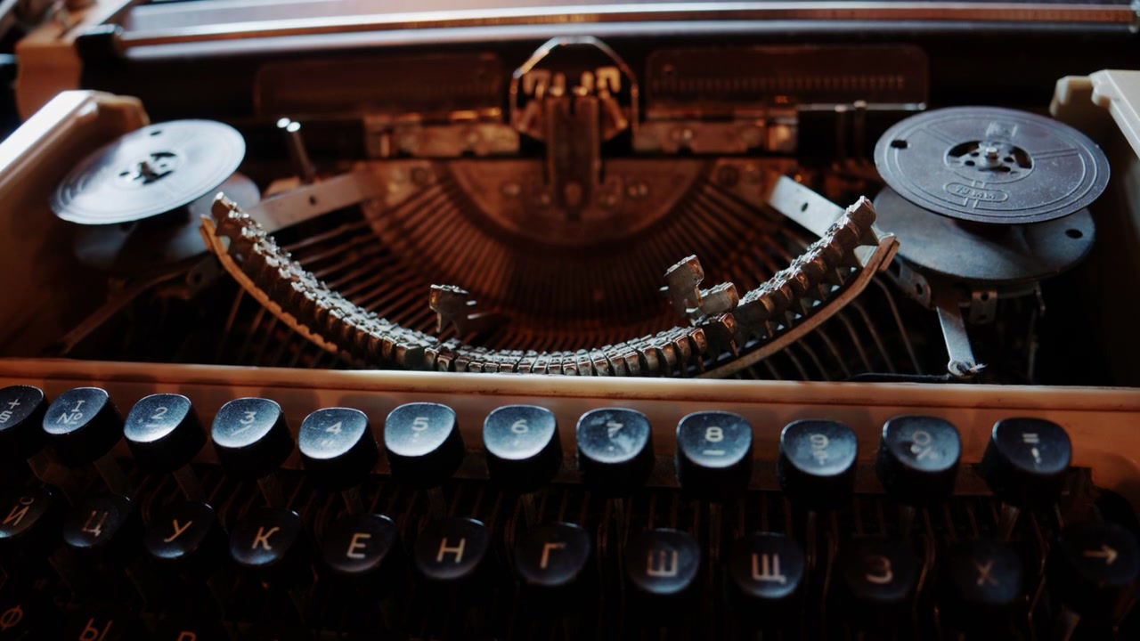Primo piano di una classica macchina da scrivere meccanica con tasti dell'alfabeto cirillico.