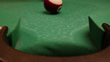 bolas de billar cerca del bolsillo en una mesa de billar