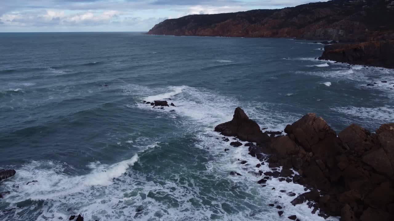 41 di 10 - Riprese drone 4K dei luoghi più belli della costa di Lisbona - Forte di Guincho GPS: 38