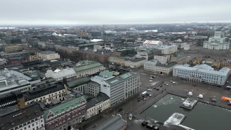 Vista-Aérea-De-Helsinki,-Vista-Aérea-Del-Horizonte-De-La-Ciudad-De-Helsinki-Con-Coches,-Tráfico-Y-Casco-Antiguo