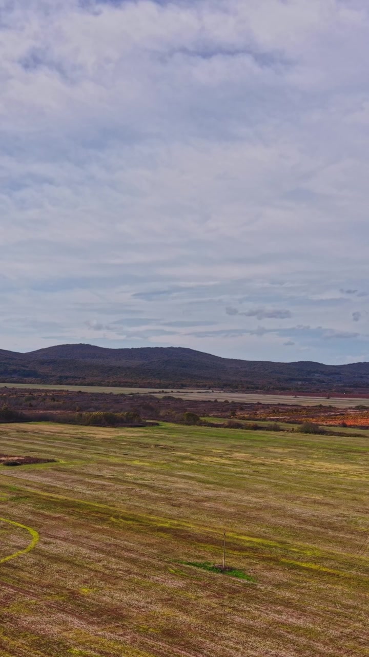 Omfattende luftfoto af bulgarsk landskab med bølgende bakker