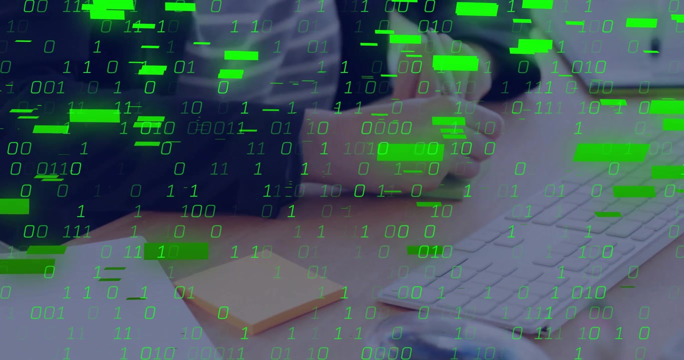 Donna di mezza età che digita mentre sistema appunti sulla tastiera, mostrando flussi di dati tecnologici che diventano più densi