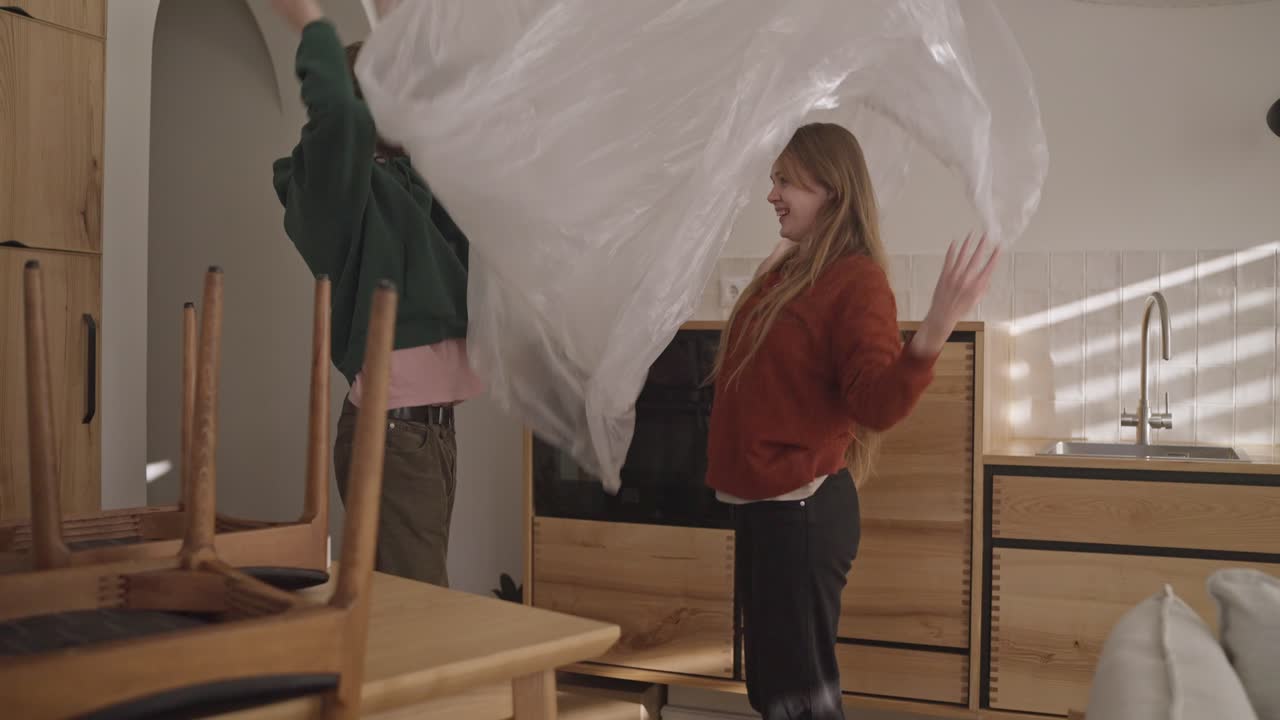 пара веселится во время переезда