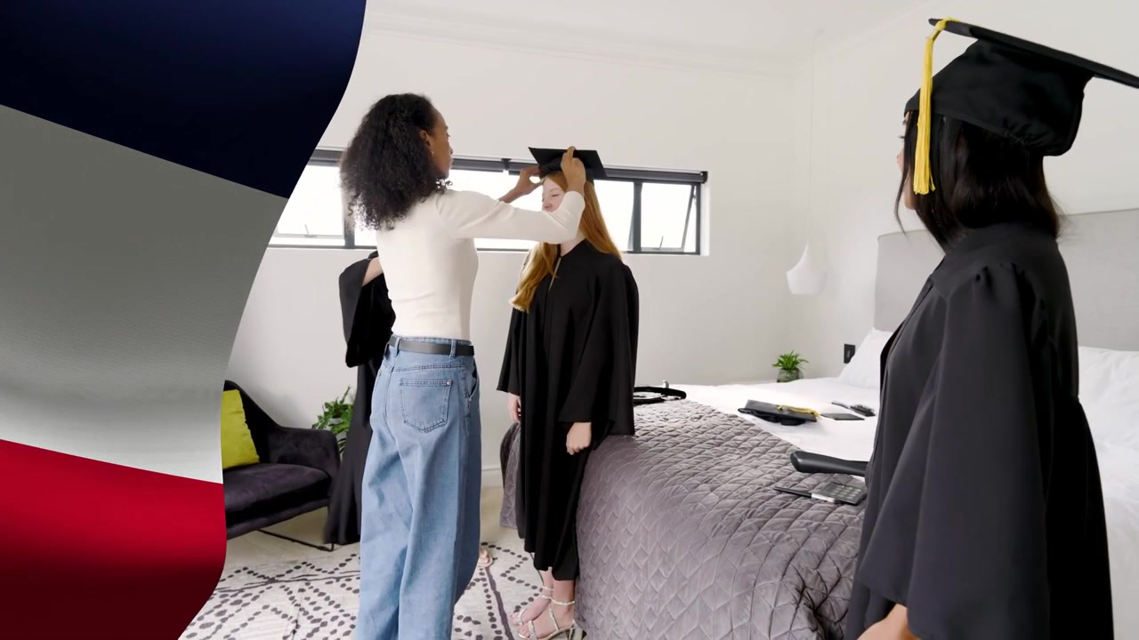 Quatro mulheres preparando becas de formatura no quarto com gráfico curvo, ajudante colocando capelo