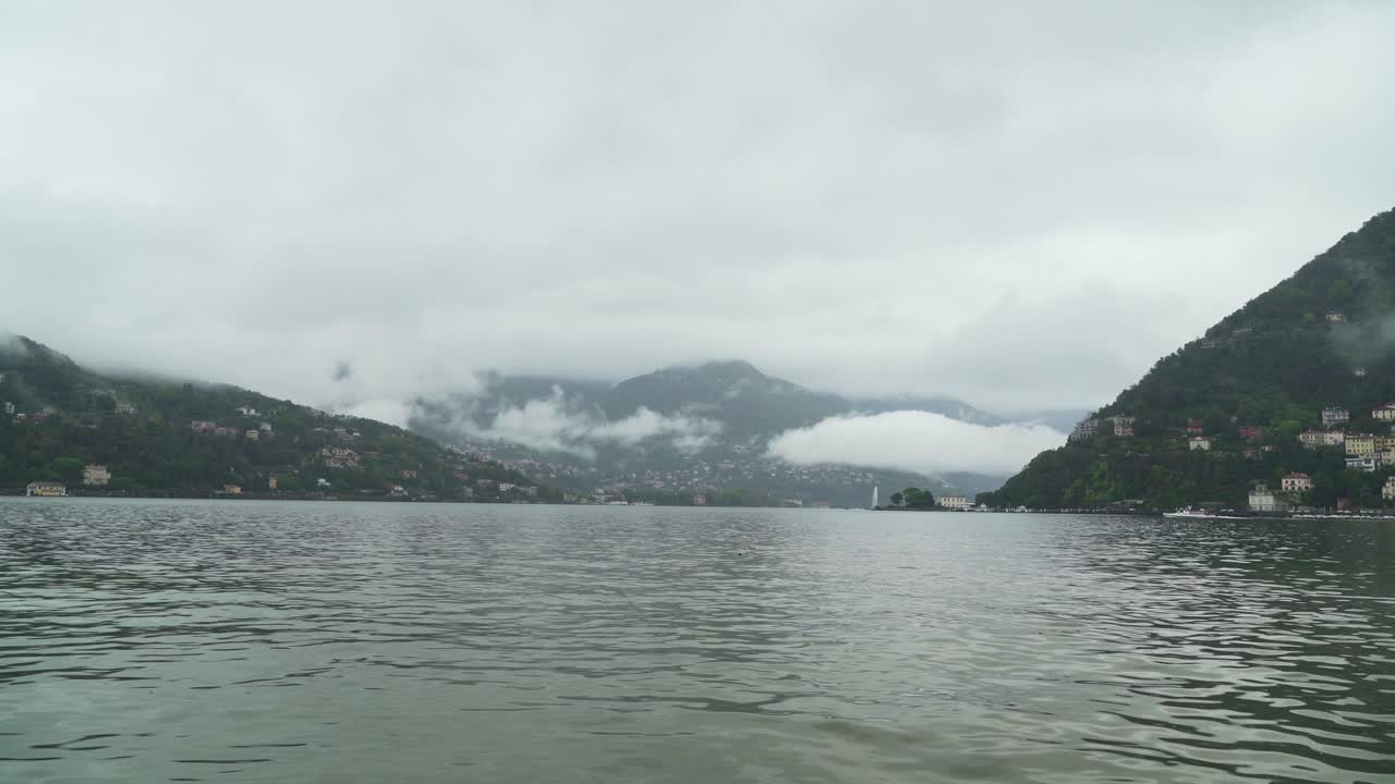 las nubes cubren las aldeas lejanas en las costas del lago como.