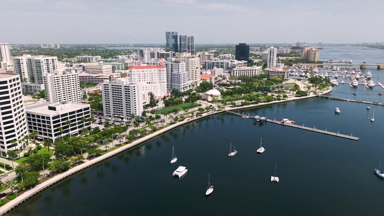 Porto di West Palm Beach con lungomare e isole di mangrovie della baia sud dall'alto, ripresa aerea verso i moli di Flagler Drive