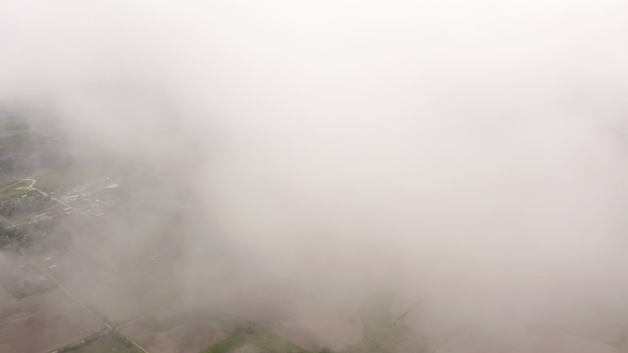 드론은 미국 중서부의 초원과 농지 위의 구름을 통과합니다.