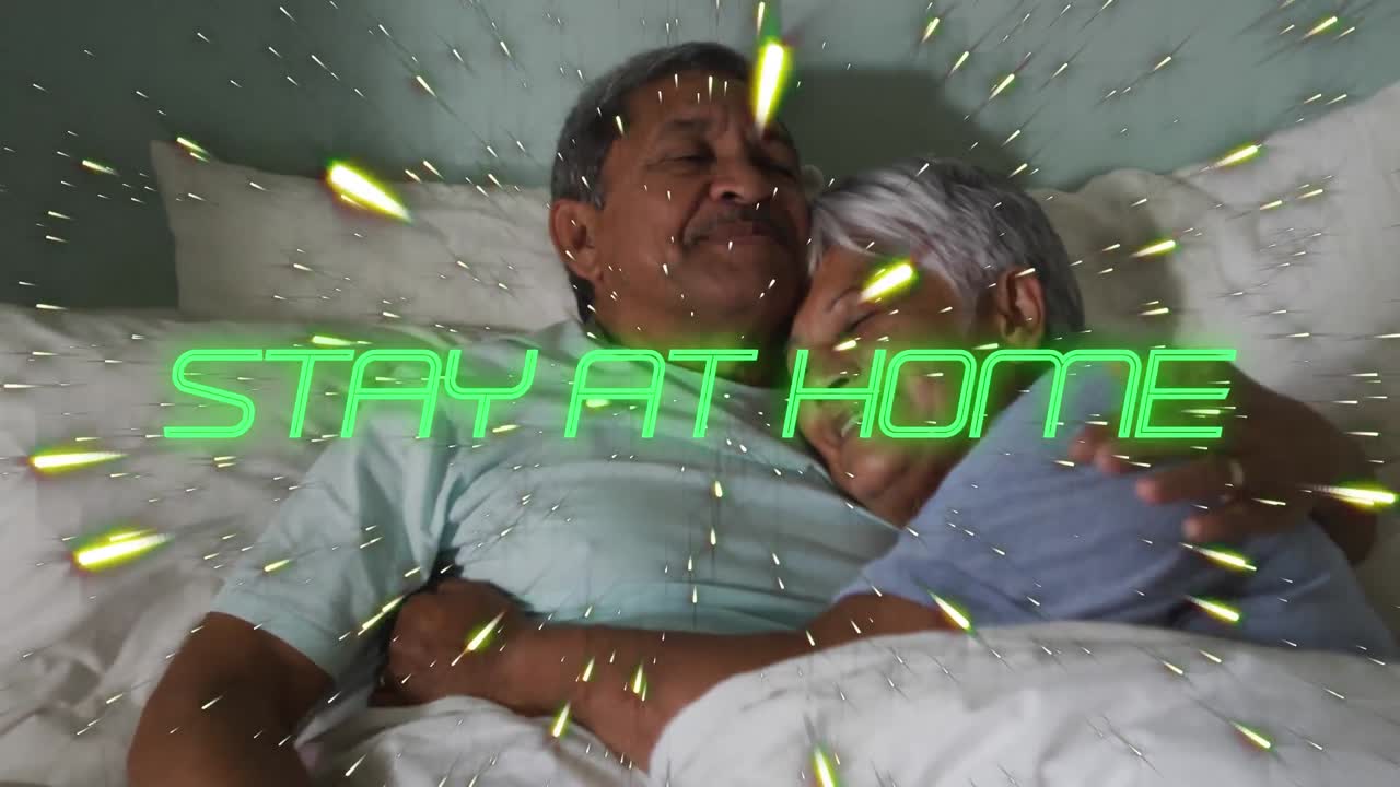 노인 부부가 침대에서  ⁇ 안고 있는 집에 있는 텍스트의 애니메이션