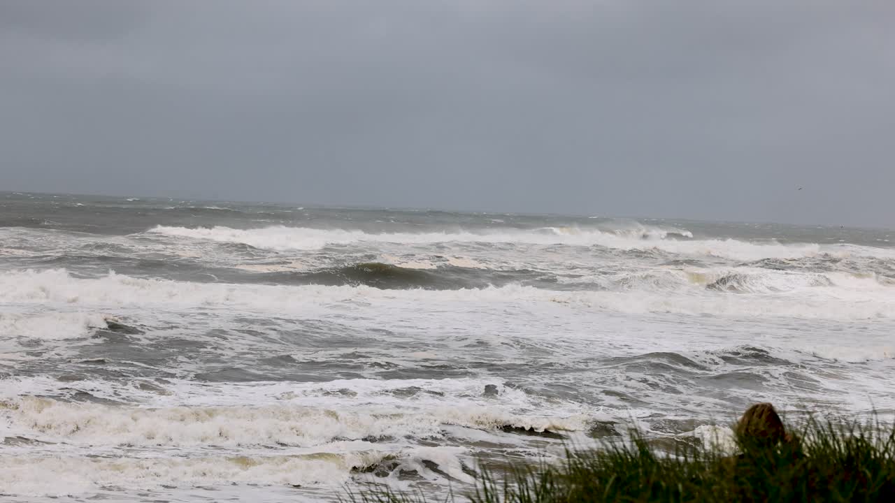 사이클론 알프레드 (cyclone alfred) 때 물결이 해안에 부히고 골드 코스트 (gold coast) 의 나로네크 비치 (narrowneck beach) 에서 구름이 가득한 하늘 아래