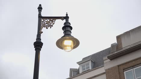 Cerca-De-La-Farola-En-Avery-Row-En-Mayfair,-Londres,-Gran-Bretaña.