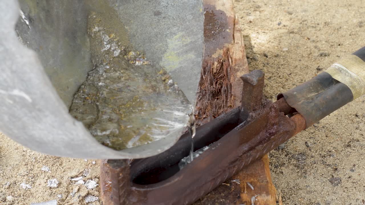 Make fishing tackle with lead metal melt, homemade process use mold to create sinkers