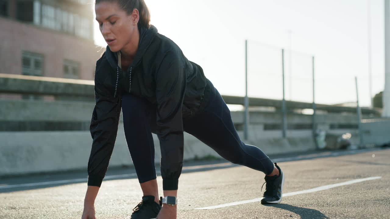una giovane donna che si prepara a correre su un urbano
