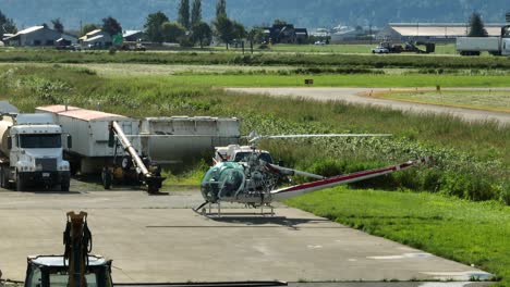 helicóptero de la escuela de vuelo preparándose para despegar en el aeropuerto de chilliwack en canadá