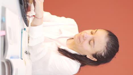 Vertical-video-of-Woman-chatting-on-laptop.