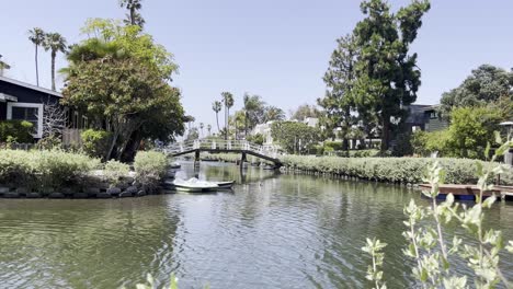 tiro ancho de un canal con un puente en el fondo y casas en los lados