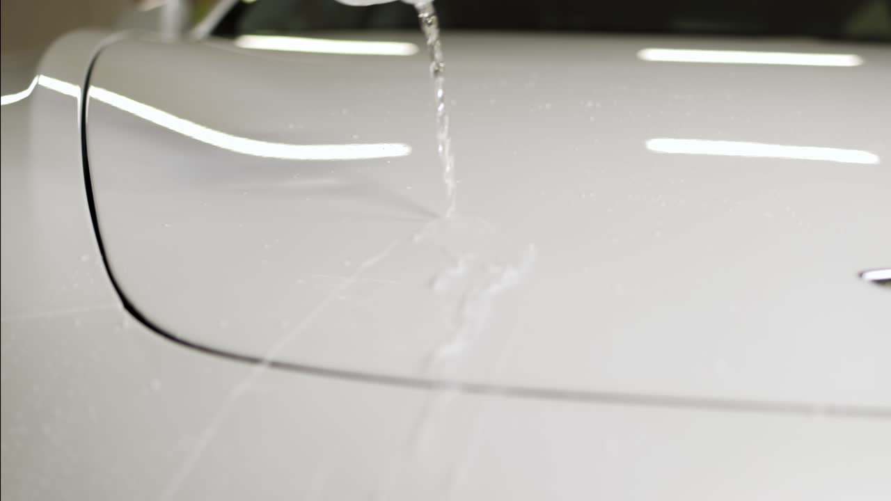 Tesla Model 3 exibe propriedades hidrofóbicas após receber um revestimento cerâmico.