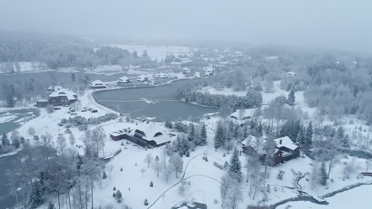 얼어붙은 호수가 있는 눈 덮인 겨울날 아마치엠스 공원의 공중 전망