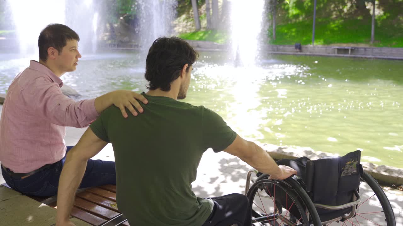 ⁇ 체어를 타고 다니는 장애인 친구에게 사기를 주는 친구입니다.