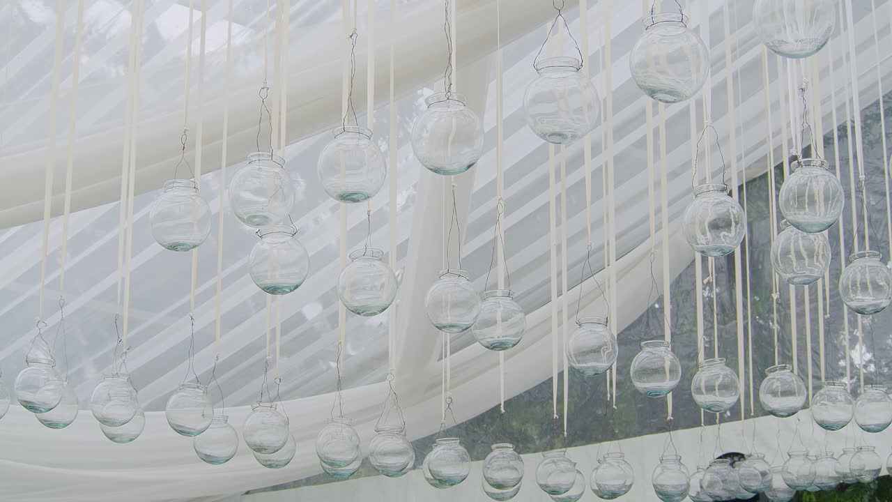 수십 개의 유리  불이 아름다운  텐트에서 우아하게 매달려 있습니다. 안티구아, 과테말라의 휴양지에서 만적인 저녁을 위해 준비되어 있습니다.