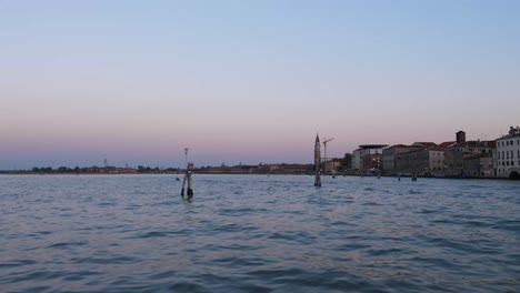 Paisaje-Urbano-De-Venecia-Desde-Un-Barco-En-Movimiento-Después-Del-Atardecer.