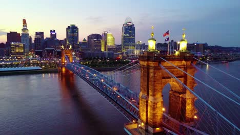 Una-Hermosa-Tarde-Aérea-De-Cincinnati,-Ohio,-Con-El-Puente-Que-Cruza-El-Río-Ohio-En-Primer-Plano-8