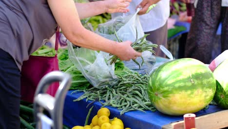 Ein-Mann-Kauft-Gemüse-Auf-Dem-Markt