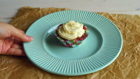 chef llevarse el plato de postre con cupcake. sabroso pastel de taza en el plato de pastel