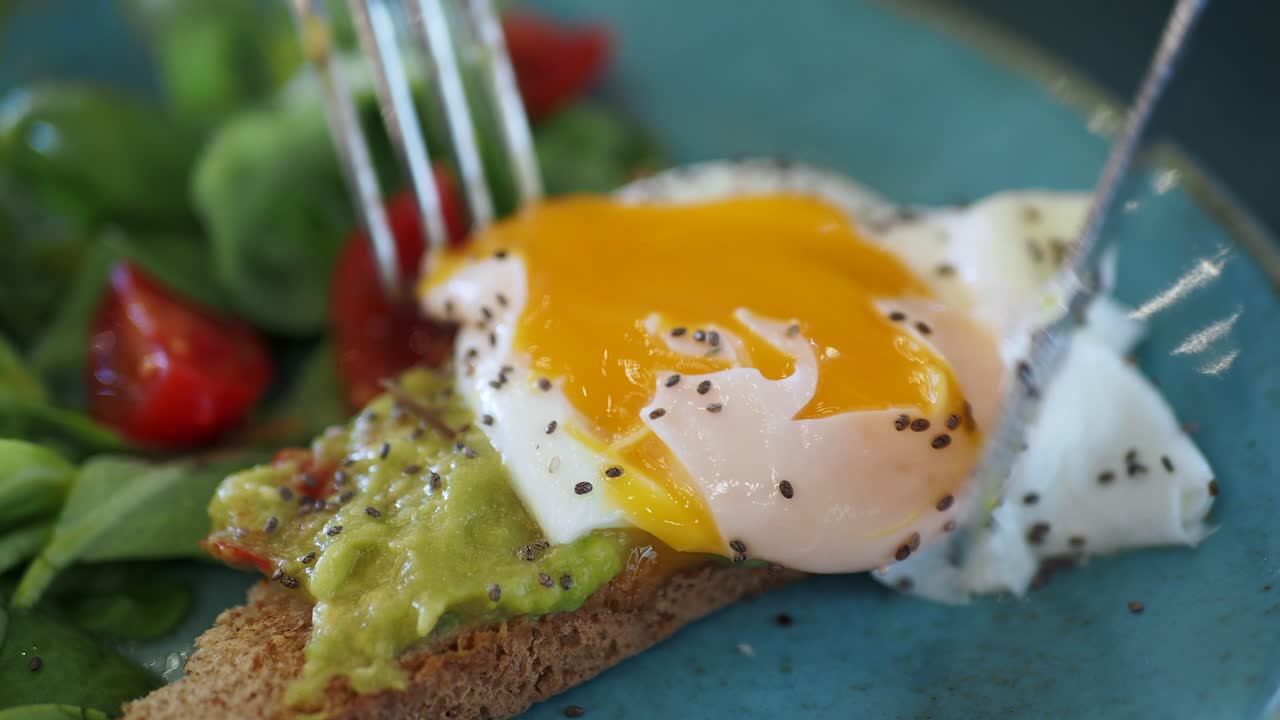 살라드 와 함께 아보카도 토스트 에 인 달