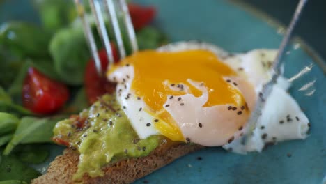 huevo asado en tostadas de aguacate con ensalada