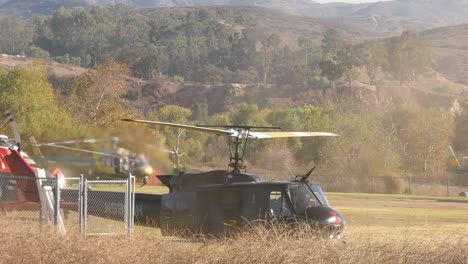 一架直升機飛過一個空白的田野