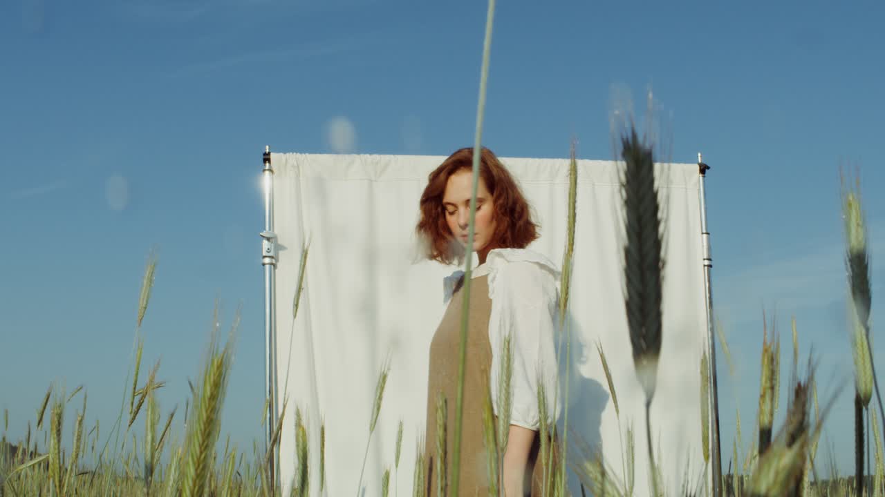 ⁇  에 있는 여자