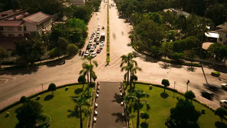 City-traffic-at-roundabout-stopping-at-lights-from-above