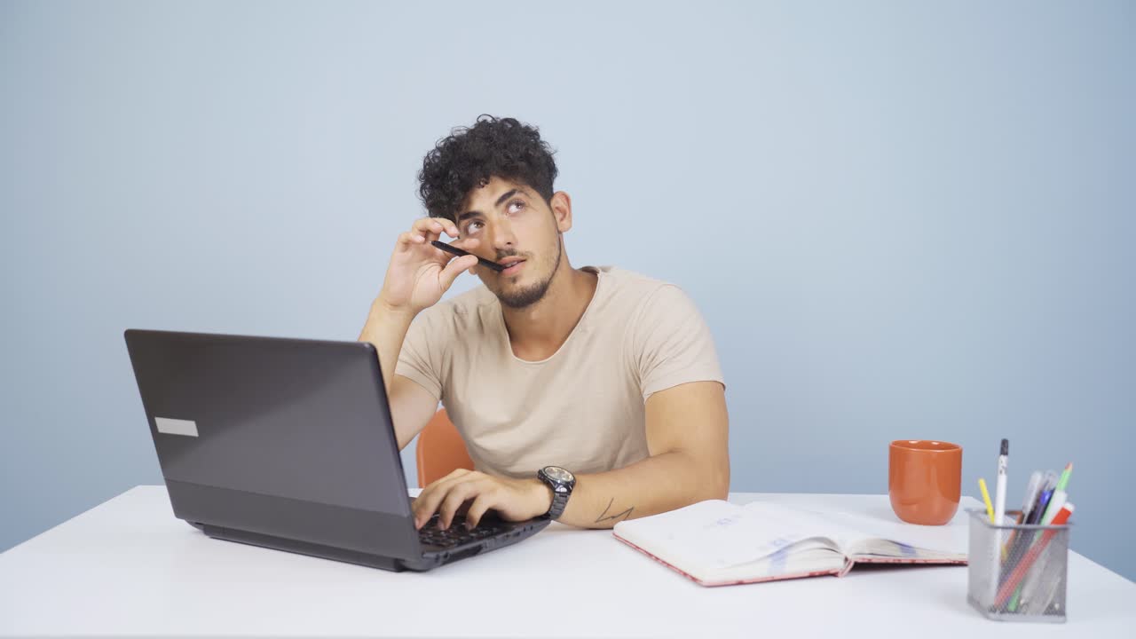 el hombre mirando la computadora portátil es considerado.