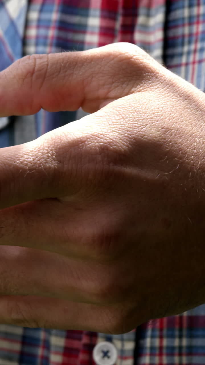 hombre usando su teléfono