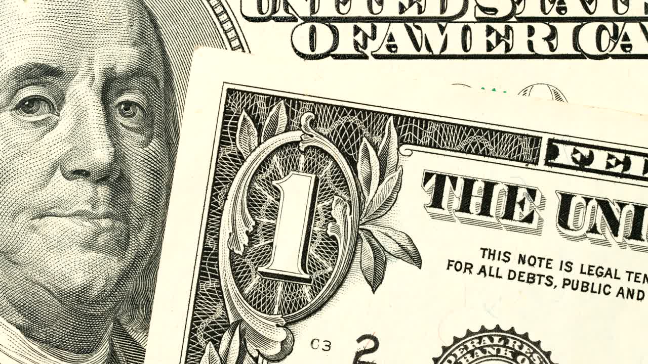 백 달러 지폐의 배경에서 자유 순환에 있는 모든 명목의 지폐가 서로 교체됩니다.