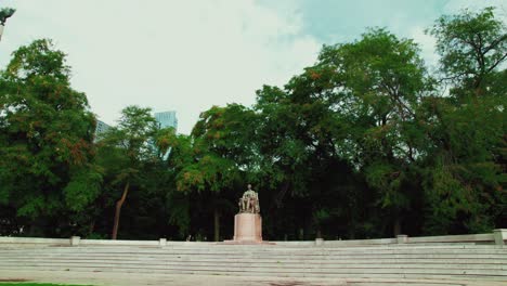 Hermosa-Antena-Del-Monumento-A-Abraham-Lincoln-En-El-Centro-De-Chicago,-Illinois