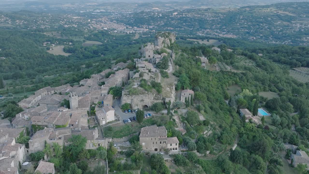 공중 드론 루베론 프로방스 세이논 프랑스 해가 뜨는 중세 도시