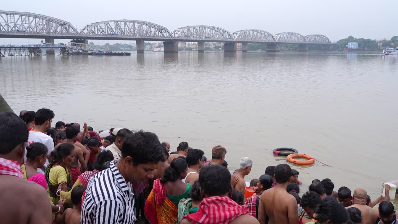 On the eve of Durga Puja, Hindus gather at Ganges for bathing and tarpan on Mahalaya day.