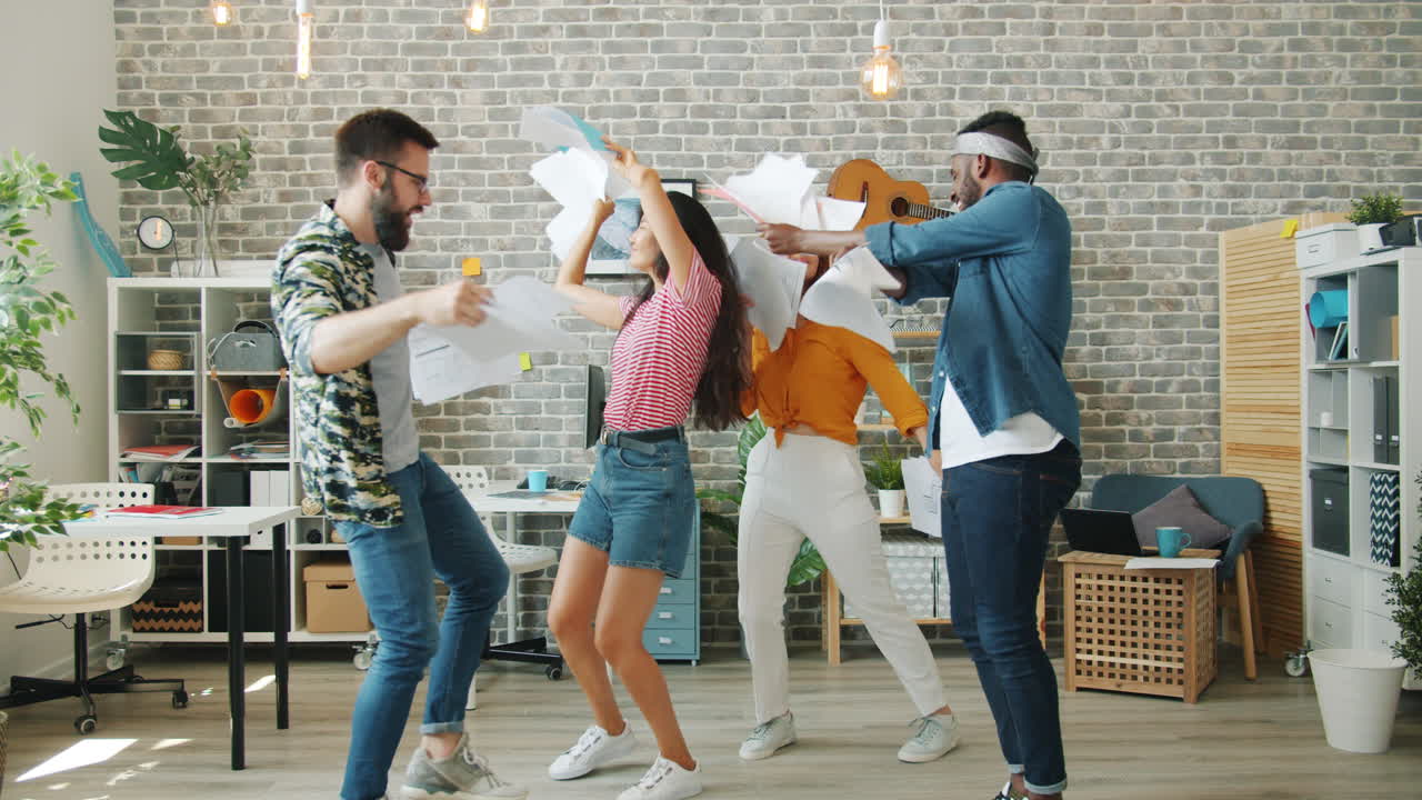 equipo celebrando el éxito en la oficina
