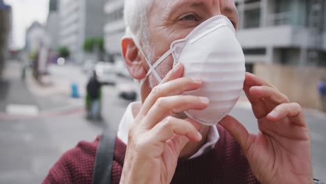 hombre caucásico por la calle con una máscara facial contra el coronavirus