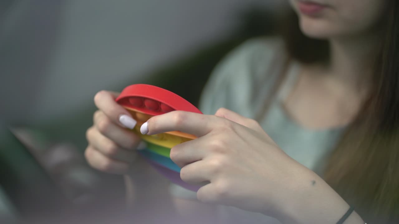 mujer usando pop o simple hoyuelo en el coche.