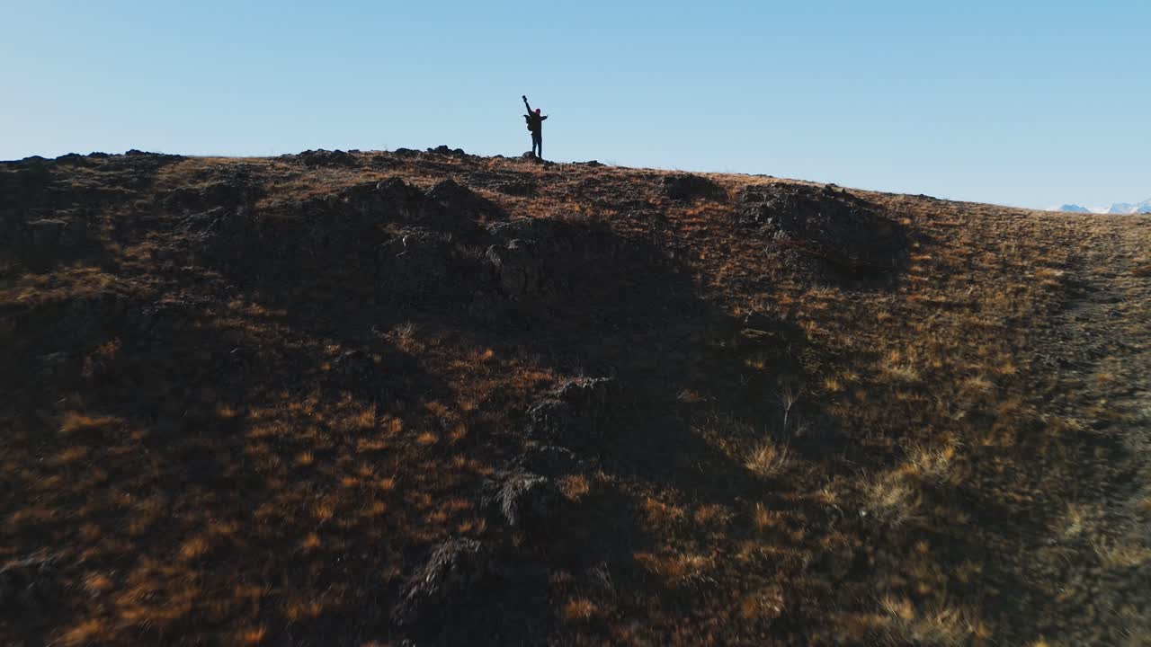 Persona che celebra in cima alla montagna