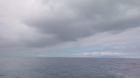 웨스트 마우이와 라나이의 사적인 섬에서 움직이는 보트에서 촬영된 gimbal panning pov, 하와이 남쪽 마우이 해안의 몰로키니 크레이터에서