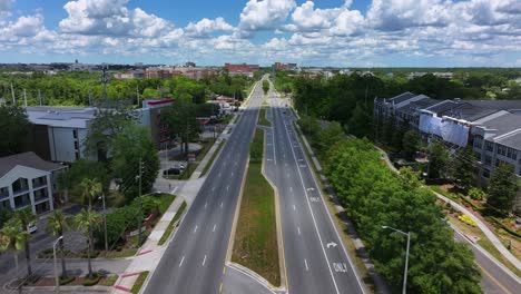 Carretera-Americana-En-El-Suburbio-De-Florida-Durante-El-Día-Soleado-Con-Nubes