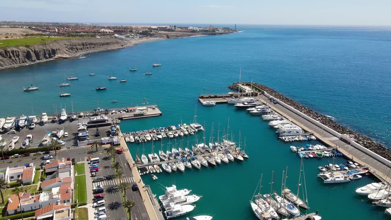 스페인 그란 카나리아의 파시토 블랑코 항구의 회전 드론 사진