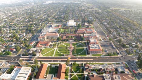 drones en el campus universitario de la ciudad de long beach 4k 30fps