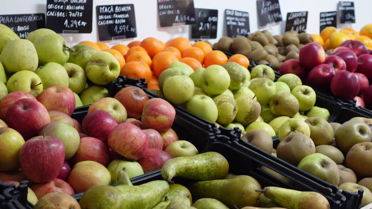 varios tipos de frutas para la venta en un mercado